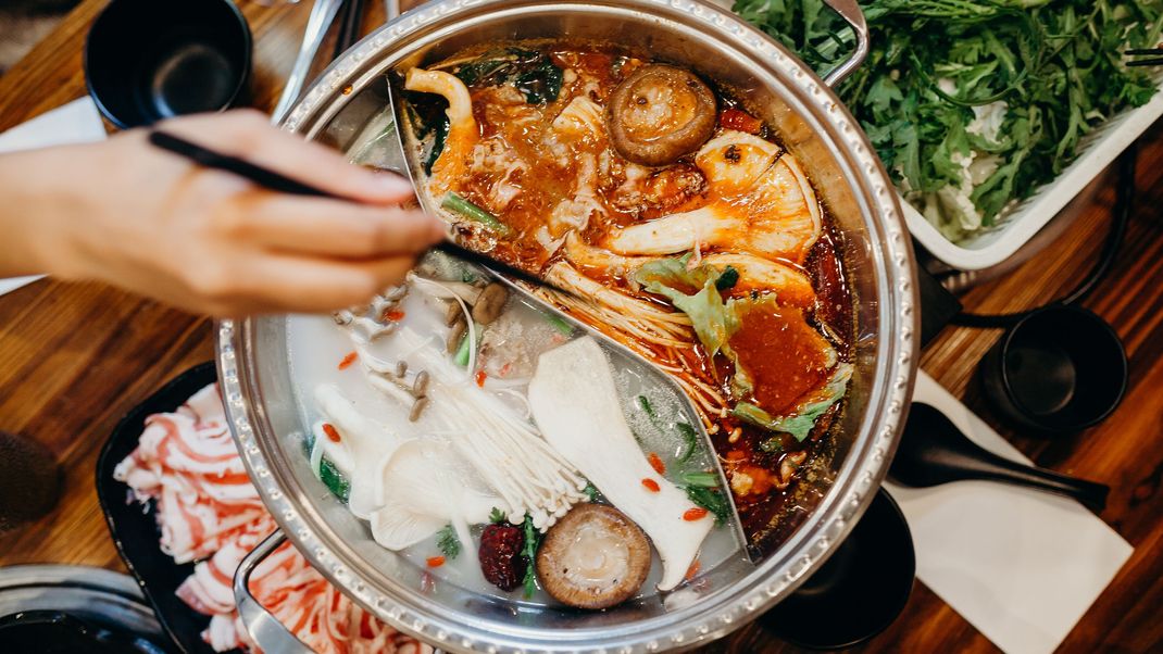 Stäbchen zücken und ran an den Hot Pot: Probier zu Weihnachten oder Silvester doch mal den asiatischen Klassiker!