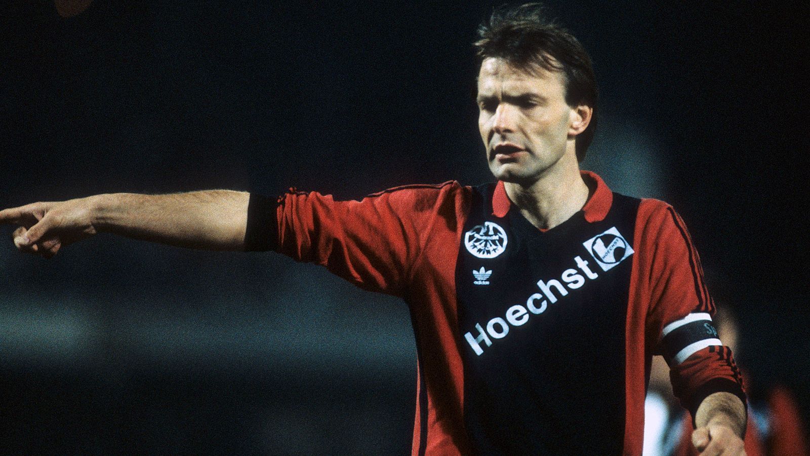 
                <strong>Platz 15 - Karl-Heinz Körbel</strong><br>
                Bundesliga-Siege: 227Bundesliga-Spiele: 602Bundesliga-Tore: 45In der Bundesliga aktiv für: Eintracht Frankfurt
              