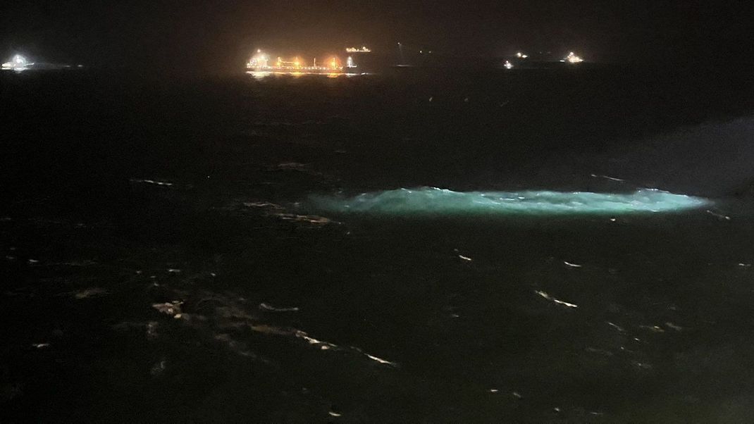 Ein Suchscheinwerfer des Kreuzfahrtschiffs "Iona" sucht das Wasser in der Nähe der Stelle ab, an der das Frachtschiff "Verity" nach einer Kollision mit dem Schiff "Polesie" gesunken ist. 