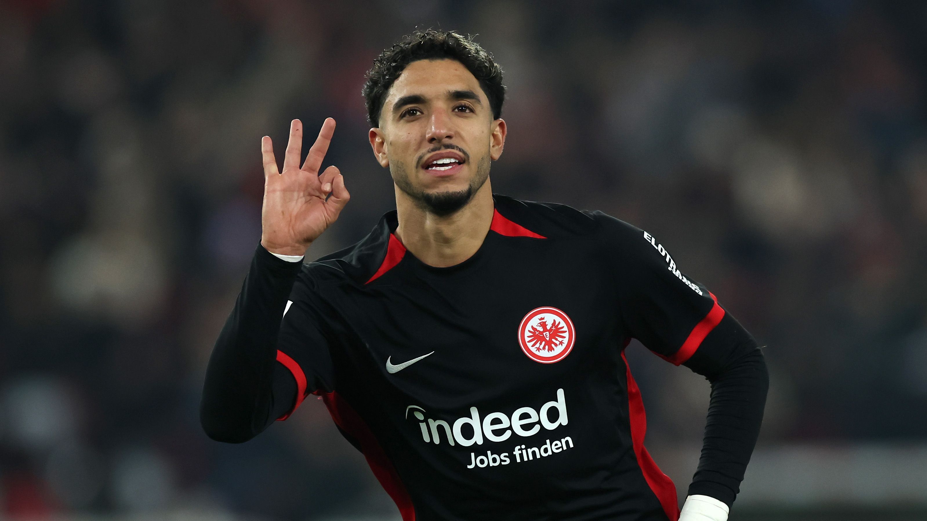 <strong>Omar Marmoush (Eintracht Frankfurt)</strong><br>Der Eintracht-Stürmer ist nach seinem herausragenden ersten Saisondrittel mit 14 Toren und zehn Vorlagen in 16 Spielen der interessanteste Stürmer Europas und DAS Transfergesprächsthema&nbsp; - auch beim FC Bayern. Allerdings lässt sich der Rekordmeister laut "Sky" derzeit noch vom Preisschild abschrecken. Die Eintracht soll bis zu 60 Millionen Euro Ablöse für den Torjäger fordern, dessen Vertrag noch bis 2027 läuft. Dennoch soll Interesse an einer Verpflichtung bestehen.