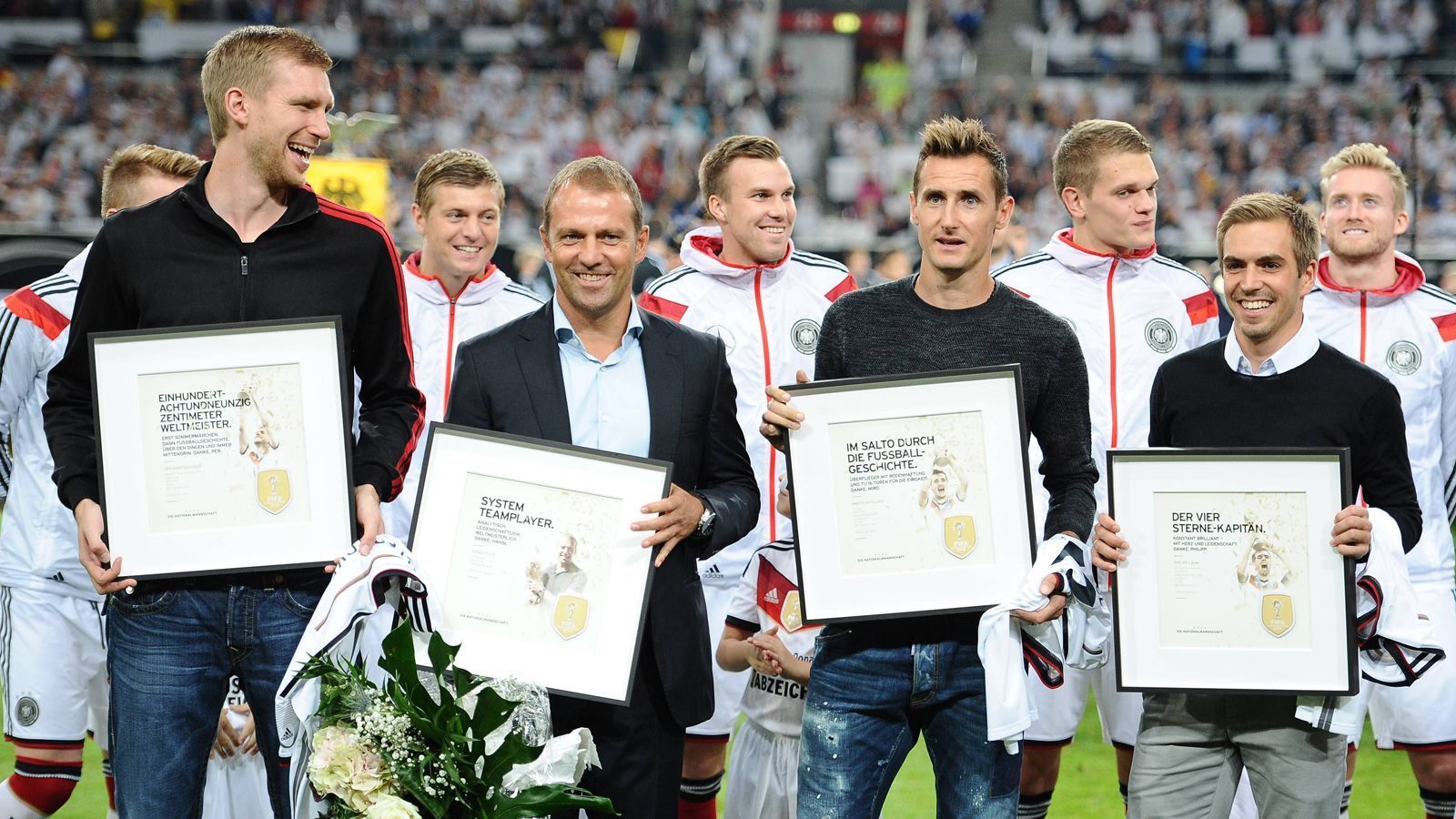 
                <strong>Testspiel 2014: Deutschland - Argentinien 2:4</strong><br>
                Wenige Wochen nach dem WM-Finale kommt es auch schon zur Revanche. Das beste an dem Spiel ist die stimmungsvolle Verabschiedung der Weltmeister Per Mertesacker, Hansi Flick, Miroslav Klose und Philipp Lahm (Bild v.l.) vor dem Anpfiff. Als der Ball rollt, zieht Argentinien mit 4:0 davon, ehe Deutschland am Ende noch Ergebniskosmetik betreibt.
              