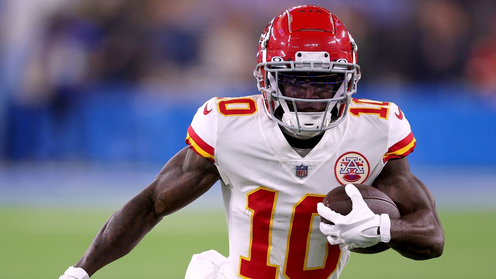 
                <strong>Tyreek Hill (Wide Receiver, Kansas City Chiefs)</strong><br>
                Tyreek Hill ist nicht zu stoppen. Kaum ein Spieler kann bei seiner Geschwindigkeit mithalten, er ist der ideale Mann für die tiefen Bälle von Patrick Mahomes. Sein Draft-Profil? Kaum vorhanden. Hill, der bei West Alabama spielte, war vor dem Draft 2016 so unbekannt, dass er kein Profilbild auf seinem Scouting-Bericht hat. Außerdem fehlen Stärken und Schwächen. Mit 5,10 wurde er mit der schlechtesten Prospect-Note bewertet, die es auf NFL.com gibt. Er habe die Chance, in ein NFL Training Camp eingeladen zu werden. Mehr nicht. Die Chiefs drafteten ihn an 25. Stelle in der fünften Runde. Die beste Entscheidung, die sie zu so einem späten Zeitpunkt hätten treffen können.
              