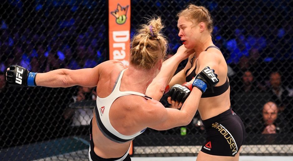 
                <strong>2: Holly Holm vs. Ronda Rousey, UFC 193, 15.11.2015</strong><br>
                Ronda Rousey galt als nahezu unbesiegbar, bevor sie bei UFC 193 gegen Holly Holm antrat. Doch mit ihrer Dominanz im Standkampf zerstörte die mehrfache Box-Weltmeisterin Holm den "Mythos Rousey" innerhalb von zwei Runden. Am Ende schickte Holm den größten Star der UFC mit einem verheerenden Kopftritt schlafen.
              