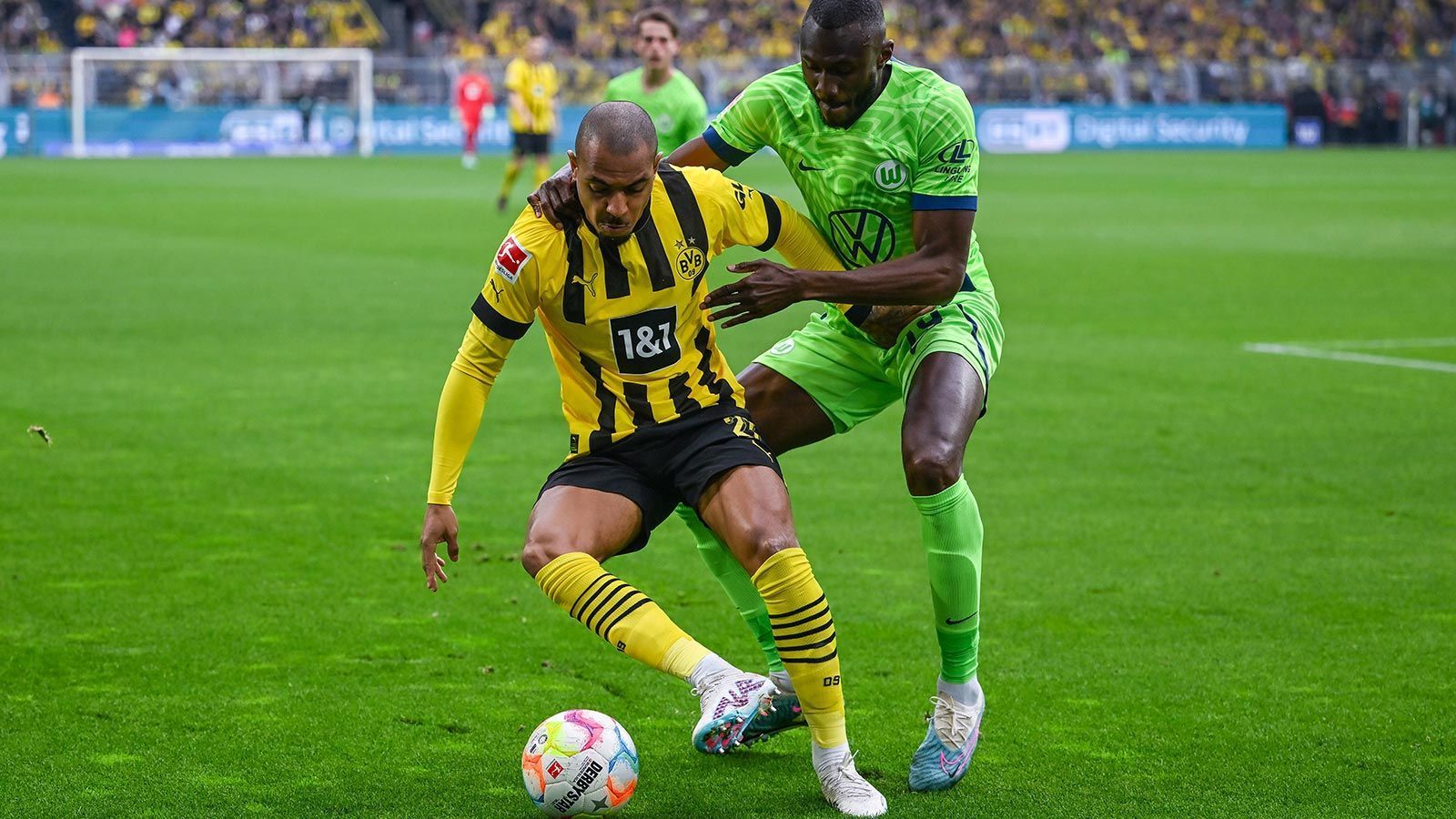 
                <strong>Donyell Malen</strong><br>
                Mit einem schlimmen Fehlpass, als er auf Bellingham ablegen will, macht er in der 20. Minute eine riesige Konterchance zunichte. Eine knappe Viertelstunde später jagt er den Ball aus guter Position über das Tor. Nach seinem Tor besser, aber im Schatten der anderen Offensivspieler. ran-Note: 3.
              