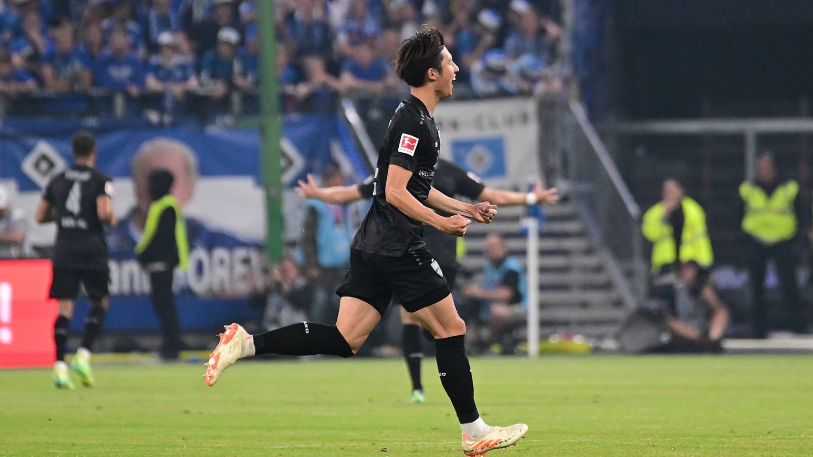 
                <strong>Hiroki Ito (VfB Stuttgart) </strong><br>
                Anfangs etwas wacklig, danach aber souverän und aufmerksam. Erledigt die Aufgaben, die ihm gestellt werden, tadellos. ran-Note: 2
              