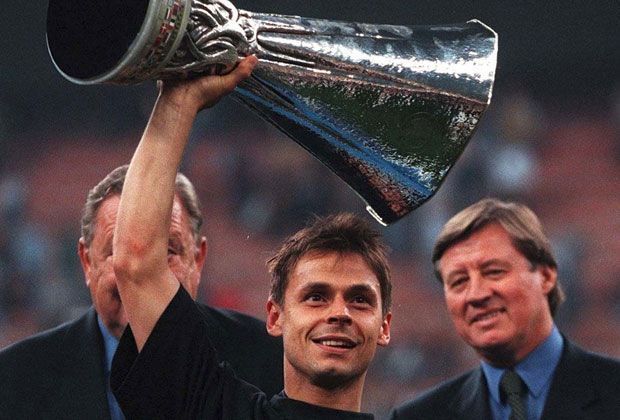 
                <strong>Olaf Thon (Schalke 04)</strong><br>
                Zwischen 1983 und 2002 spielt Thon beim FC Schalke - mit einer längeren Unterbrechung (1988 - 1994) in München. Als er zum zweiten Mal bei den Knappen aufschlägt, feiert er den UEFA-Pokal-Sieg 1997 mit den Eurofightern.
              