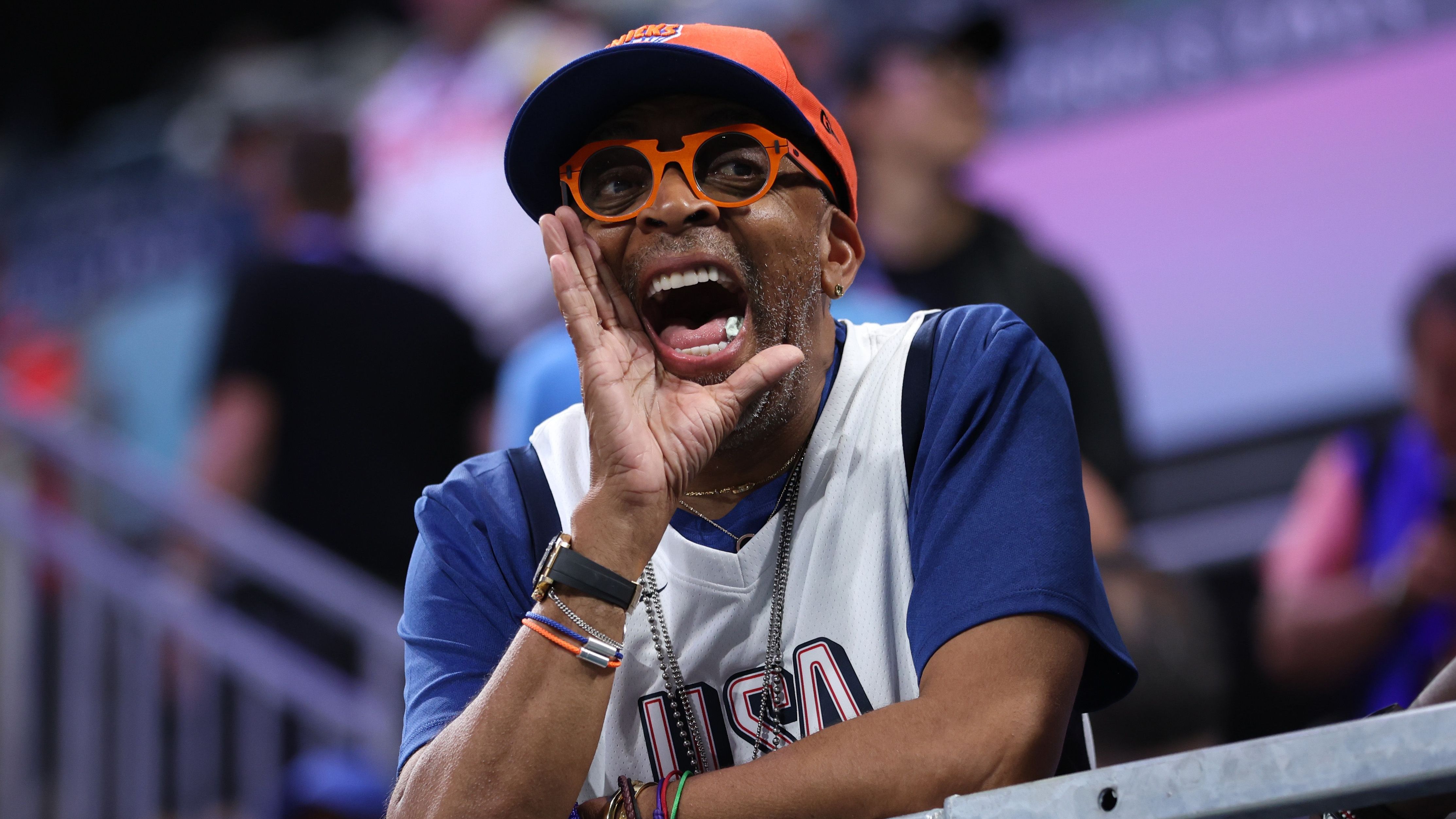 <strong>Olympia 2024: Die besten Bilder des zweiten Tages</strong><br>Hollywood-Legende Spike Lee feiert die Flugeinlage.