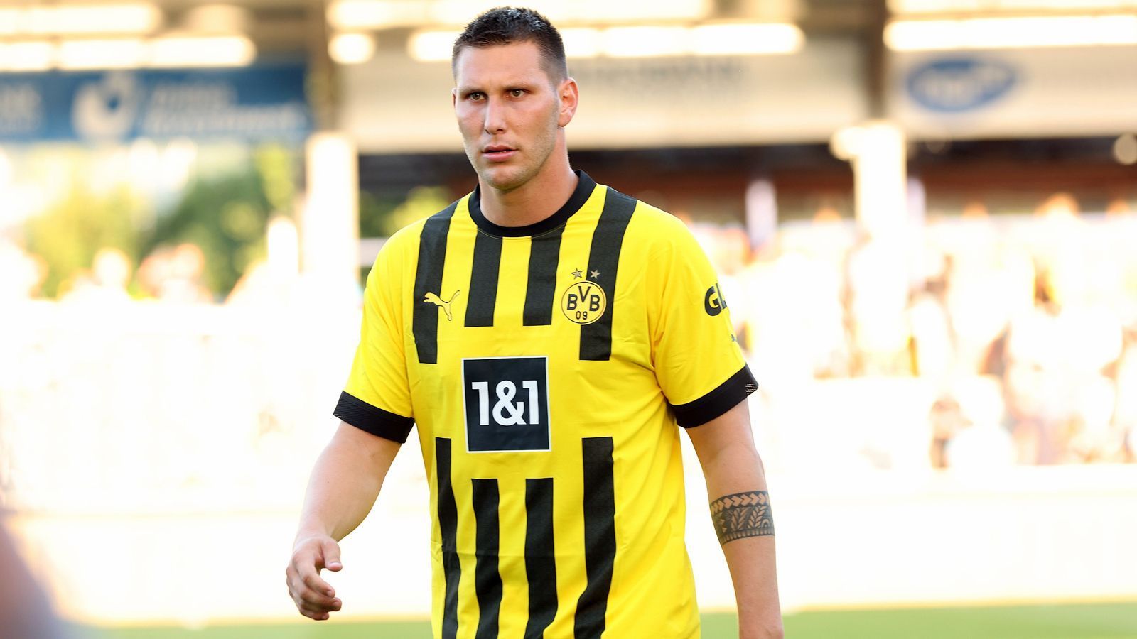 
                <strong>Niklas Süle (Borussia Dortmund)</strong><br>
                Neben Haller muss der BVB zum Saisonstart mit Niklas Süle noch auf einen weiteren Neuzugang verzichten. Der Innenverteidiger wird laut "Kicker" aufgrund einer Muskelverletzung zwei bis drei Wochen ausfallen. Somit muss auch der Nationalspieler sein Bundesliga-Debüt für die Dortmunder etwas nach hinten verschieben. Den 26-Jährigen holte der BVB im Sommer 2022 ablösefrei vom FC Bayern. 
              