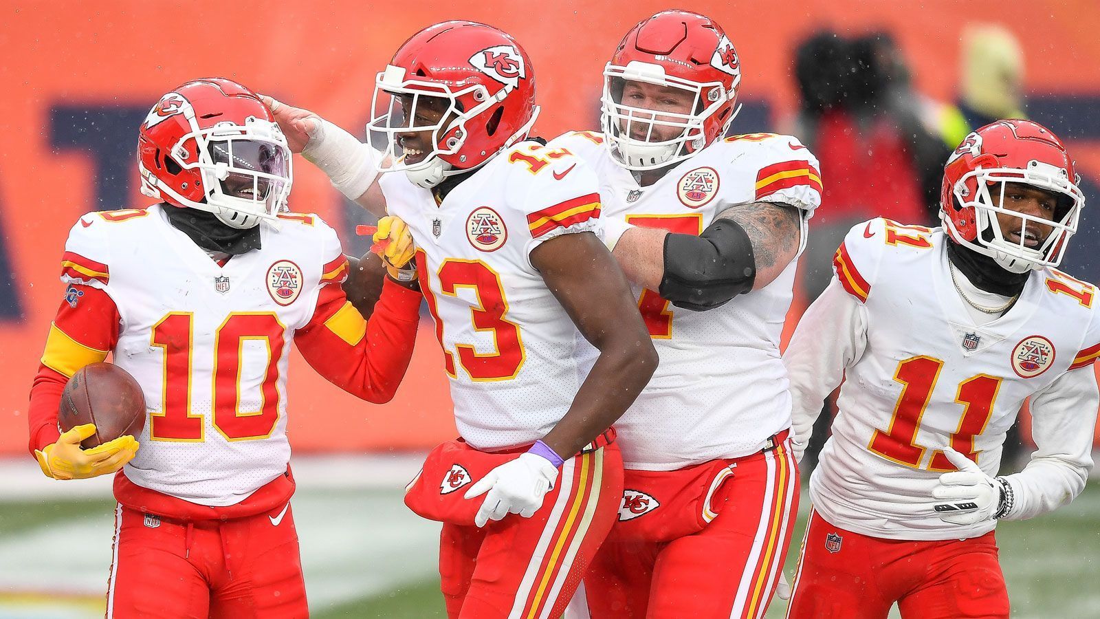 
                <strong>Kansas City Chiefs</strong><br>
                Das Team der Kansas City Chiefs ist überall gut besetzt, zumal sie sich bereits mit Running Back Le'Veon Bell verstärkt haben. Deswegen ist es eher unwahrscheinlich, dass General Manager Brett Veach noch einen Trade macht. Sollte er sich dennoch dazu entscheiden, könnte er die wackelige Lauf-Defense verstärken. Dafür könnten Linebacker wie Myles Jack (Jacksonville), Jarrad Davis (Detroit) oder Avery Williamson (New York Jets) in Frage kommen.
              