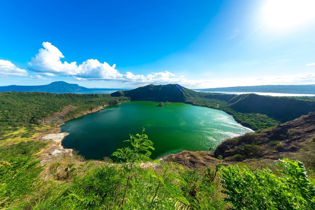 Der Taal befindet sich auf der philippinischen Insel Luzon, etwa 60 Kilometer südlich der Hauptstadt Manila. Als am 12. Januar 2020 eine Asche-Wolke über dem Vulkan auftauchte, wurden mehr als 300.000 Menschen evakuiert. Und weil es auch in Manila noch Asche regnete, musste der internationale Flughafen den Betrieb einstellen.