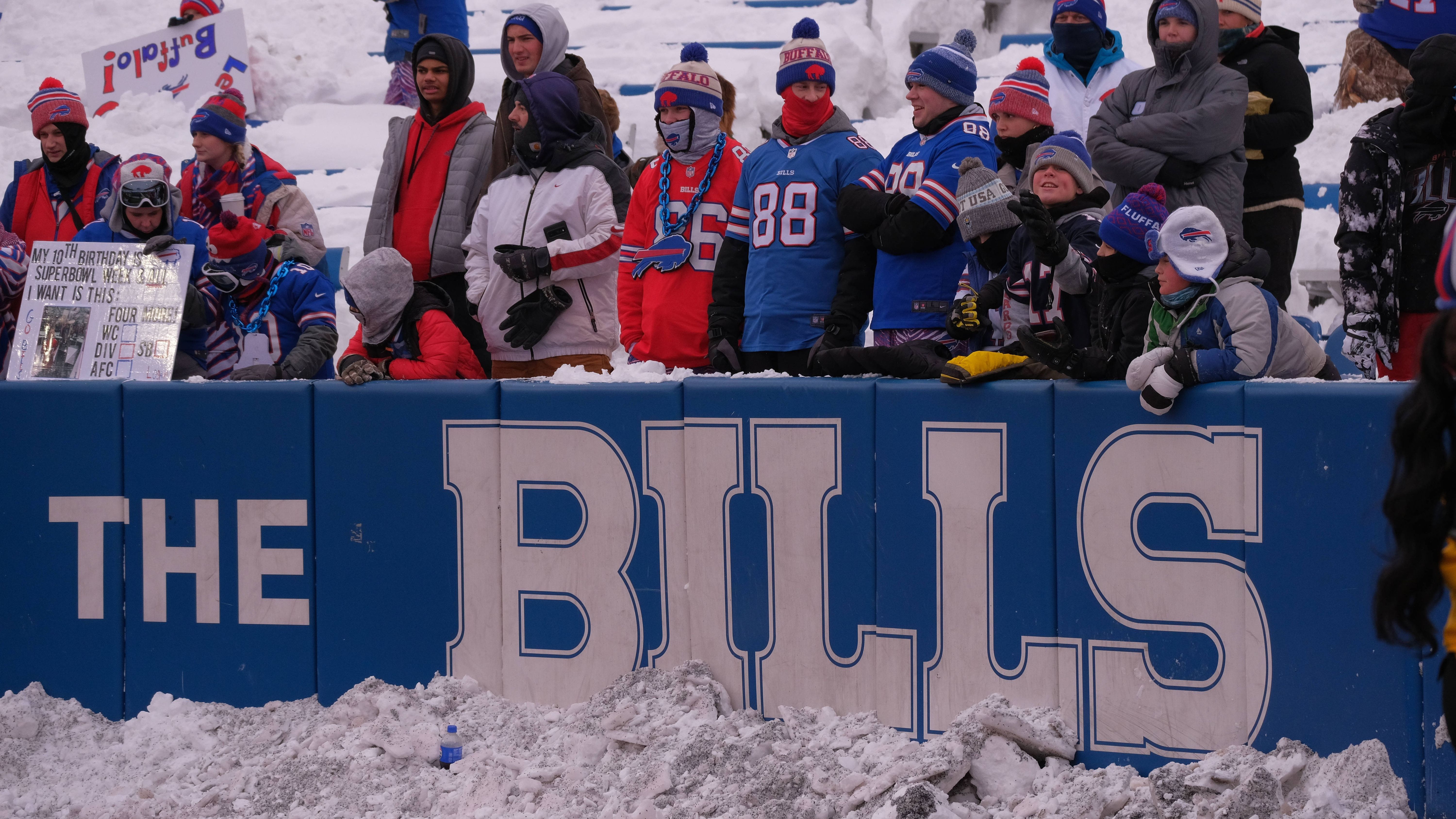 <strong>Gewinner: Fans der Buffalo Bills</strong><br>Wegen des Kälteeinbruchs in weiten Teilen der USA musste das Spiel der Bills gegen die Steelers von Sonntag auf Montag verschoben werden. Dass es überhaupt stattfinden konnte, war vor allem den Fans der Bills zu verdanken. Sie schippten unermüdlich Schnee und machten so den Zugang zu den Zuschauerplätzen erst möglich. Der Lohn: 20 Dollar die Stunde, kaltes Bier und der Sieg ihres Teams.