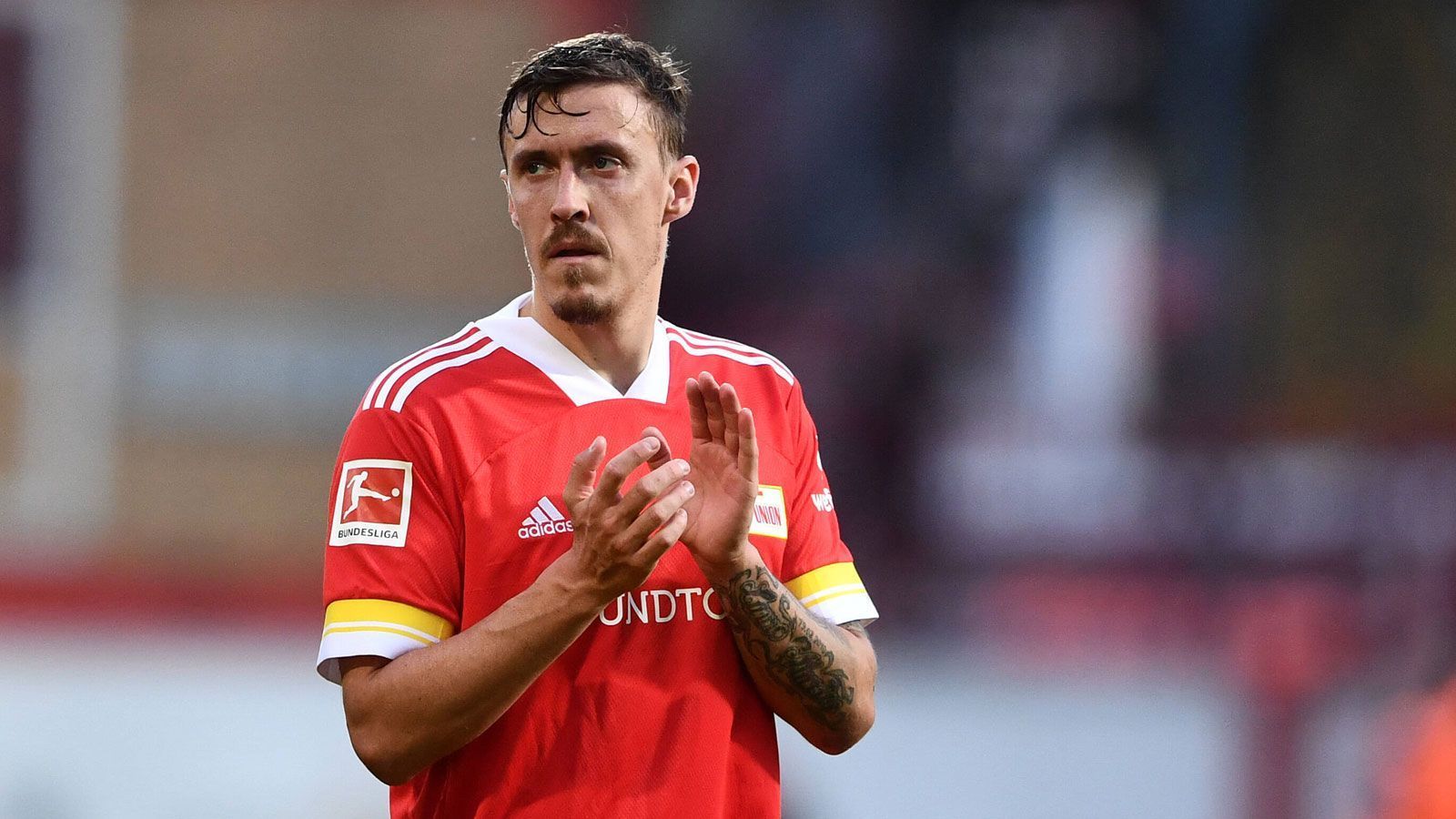 
                <strong>Max Kruse stellt Elfmeter-Startrekord ein</strong><br>
                Max Kruse ist vom Elfmeterpunkt eiskalt - und noch immer fehlerfrei. Beim Heimsieg über Arminia Bielefeld traf der Profi von Union Berlin zum 4:0, nachdem Amos Pieper ein Foul an Akaki Gogia unterlaufen war. Es war der 16. verwandelte Bundesliga-Strafstoß des gebürtigen Reinbekers, der lediglich in seiner ersten Zeit bei Werder Bremen in der A-Junioren-Bundesliga sowie der Regionalliga je einmal verschossen hatte. Eine solche Serie schaffte vor Kruse nur Hans-Joachim Abel, der in den 70ern und 80ern in der Bundesliga für Fortuna Düsseldorf, den VfL Bochum und Schalke 04 auflief und in seiner gesamten Karriere lediglich einmal im DFB-Pokal vom Punkt scheiterte. Abels Bestmarke stammt aus dem Jahr 1982.
              