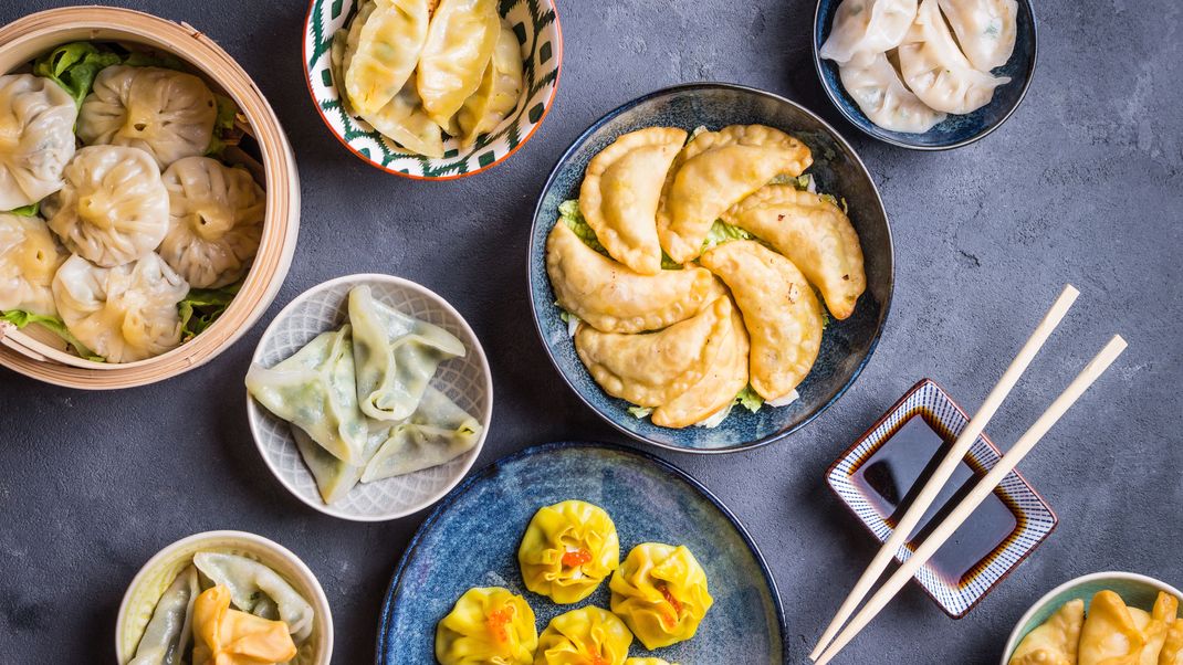 Dim Sum haben sich auf Weltreise gemacht und China verlassen. Wir lieben sie auch, die kleinen, mundgerechten Portionen, die man in Gesellschaft teilen kann!