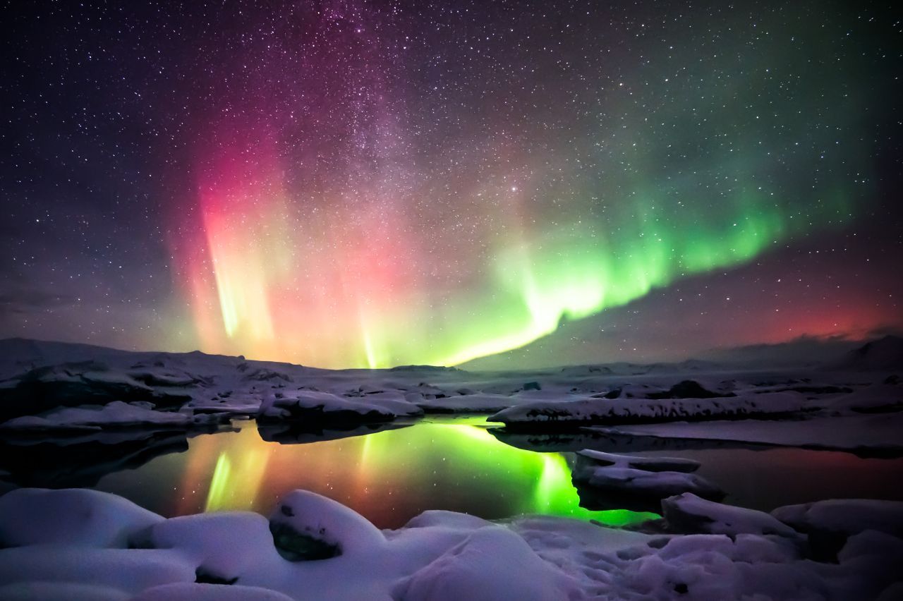 Rot, grün und weiß: Die Nordlichter über Island scheinen auf diesem Bild in vielen Farben.