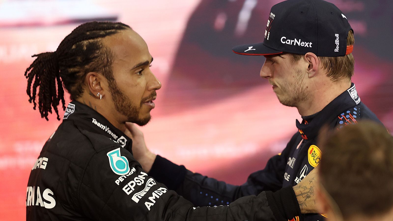 
                <strong>Fairer Verlierer</strong><br>
                Hamilton zeigte sich als fairer Verlierer und gratulierte Verstappen zu dessen erstem Titelgewinn. "Ich habe davon geträumt seit ich ein kleiner Junger war", so Verstappen nach dem Rennen. Verstappens Titelgewinn bedeutet auch, dass Michael Schumacher seinen Rekord von sieben WM-Titeln weiter behalten kann, er teilt ihn sich mit Hamilton, der ebenfalls weiterhin bei sieben Titeln steht.
              