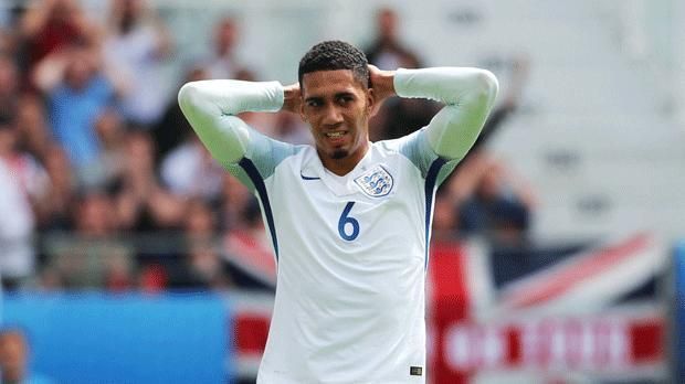 
                <strong>Chris Smalling</strong><br>
                Chris Smalling: Hatte nach einer Ecke eine gute Chance, als sein Kopfball knapp am Tor vorbeiging (36.). In der Defensive ein solides Spiel des Innenverteidigers. ran-Note: 3
              