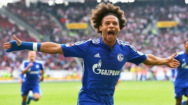 
                <strong>Leroy Sane (FC Schalke 04)</strong><br>
                Leroy Sane: Auch für die linke Seite stehen Jogi Löw in Zukunft einige Optionen zur Verfügung. Leroy Sane spielt sich beim FC Schalke 04 momentan in den Vordergrund, drei Saisontore gehen in der Bundesliga bereits auf sein Konto. In der U21 kann der 19-Jährige weiter Werbung für sich machen.
              