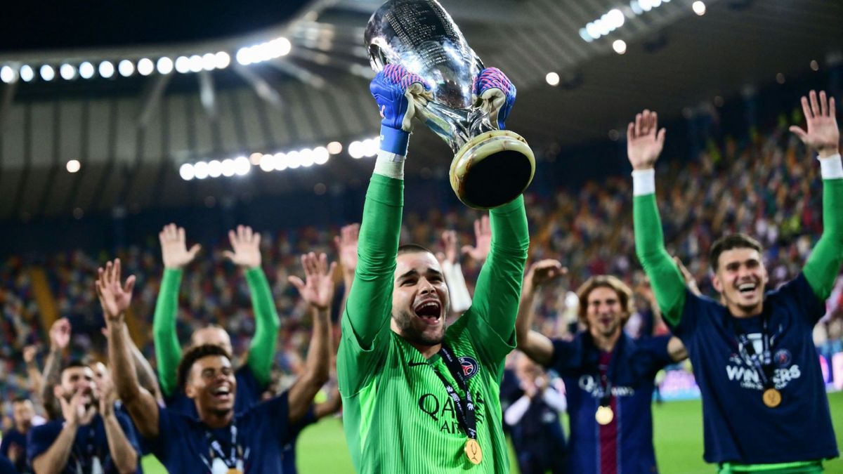 Chevalier mit der Supercup-Trophäe