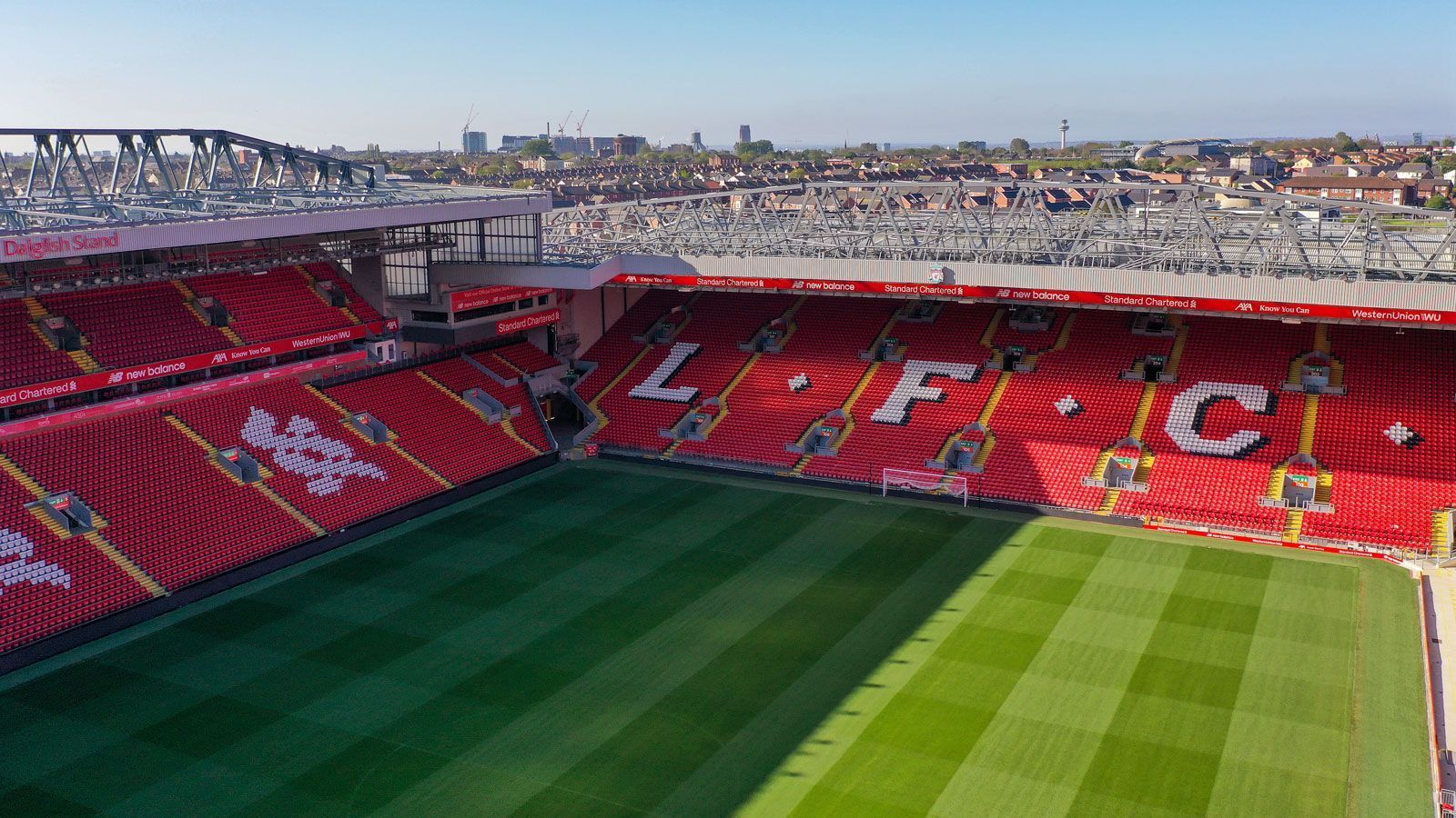 
                <strong>Die Zuschauersituation am 11. Spieltag der Premier League</strong><br>
                Am Wochenende feiern die Fans in der Premier League das lang ersehnte Comeback - zumindest teilweise. Premier-Minister Boris Johnson kündigte an, ab dem 2. Dezember wieder bis zu 4000 Zuschauer in die Stadien zu lassen. Dabei unterscheidet man nach den drei regionalen Lockdown-Stufen: Tier 1 gilt als Medium-Stufe, bis zu 4.000 Fans dürfen in die Arenen. Jedoch verteilen sich aktuell alle Premier-League-Teams in Tier 2 oder 3. In Tier-2-Spielstätten dürfen immerhin wieder 2.000 Zuschauer auf die Ränge. Dazu zählen unter anderem alle Teams aus London und Liverpool. Mannschaften im Tier-3-Bereich dürfen weiterhin keine Zuschauer zulassen. Fans der großen Manchester-Klubs schauen zum Beispiel in die Röhre und müssen sich weiter gedulden. ran.de zeigt die Zuschauersituation am 11. Spieltag in der Premier League 2020/2021 (Stand 03.12. 12.17 Uhr). 
              