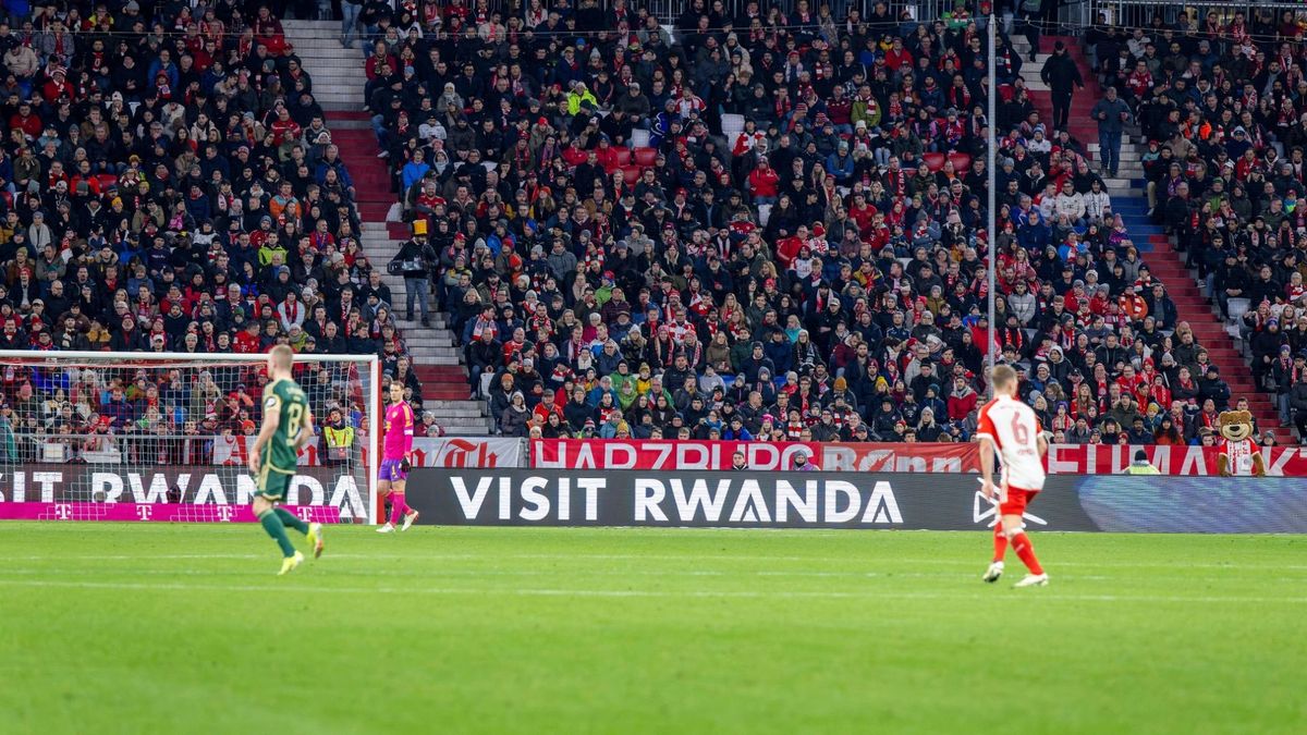 Die Werbebande in Allianz Arena zeigt den Slogan