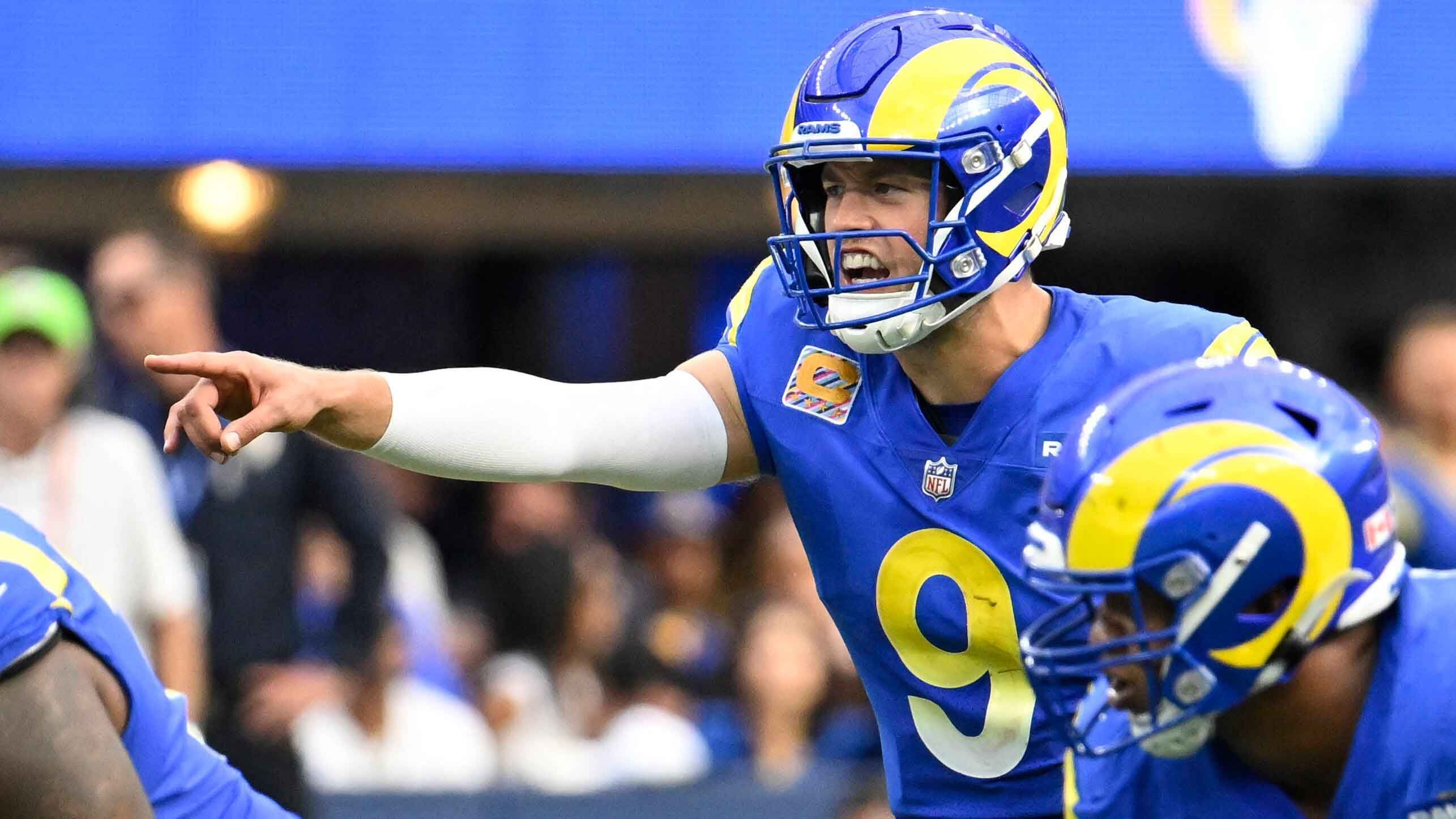 
                <strong>Platz 9 (geteilt): Matthew Stafford</strong><br>
                Quote: +4100 (bei einem Einsatz von 100 Dollar gewinnt man 4100 Dollar)2021 gewann der Quarterback mit den Los Angeles Rams noch den Super Bowl, in der Saison darauf brach das Team komplett ein und verpasste deutlich die Playoffs. Auch Stafford warf nur zehn Touchdowns und fiel am Saisonende zudem mit einer Gehirnerschütterung aus. Kann der Signal Caller, den die Rams offenbar in der Offseason traden wollten, wieder zu alter Stärke zurückfinden?
              