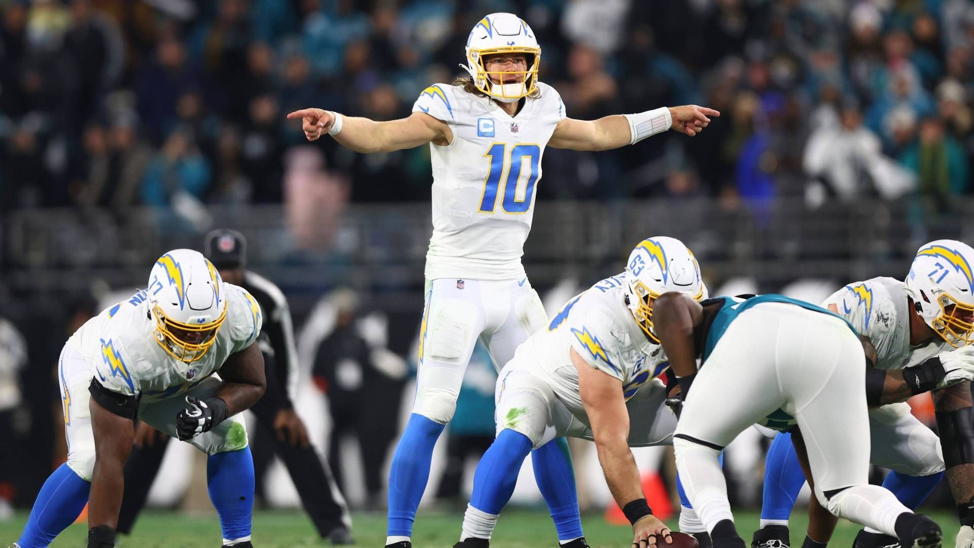 
                <strong>Platz 5: Justin Herbert (Los Angeles Chargers)</strong><br>
                &#x2022; Ranking im Vorjahr: Platz 7<br>&#x2022; Statistiken in der Saison 2022: 17 Spiele, 4.739 Yards, 25 Touchdowns, 10 Interceptions<br>
              