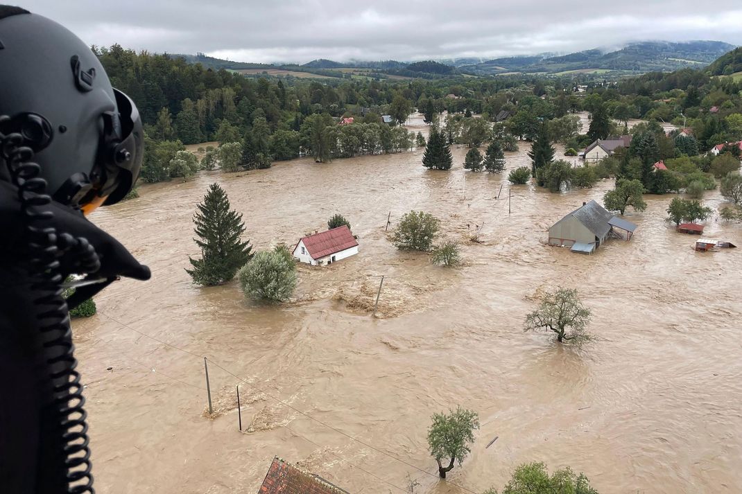 Dieses von der polnischen Feuerwehr zur Verfügung gestellte Foto zeigt ein überschwemmtes Gebiet in der Nähe des Flusses Nysa Klodzka (Glatzer Neiße). 