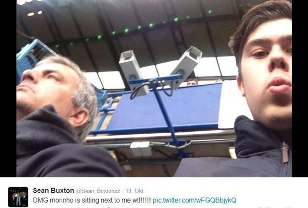 
                <strong>Das heimliche Selfie mit Jose Mourinho </strong><br>
                Jose Mourinho ist beim 4:1 über Cardiff in seinem Element und beschwert sich lauthals. Der Schiedsrichter schickt den Chelsea-Coach auf die Tribüne. Fan Sean Buxton kann es nicht glauben, wer plötzlich neben ihm sitzt und knipst heimlich ein Foto. Wichtig: Ganz unschuldig Pfeifen.
              