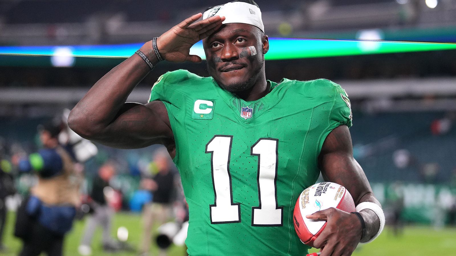 <strong>Philadelphia Eagles: A.J. Brown</strong><br>Mit Tyreek Hill der beste Wide Receiver der Liga. 83 Targets in 60 Receptions und 939 Yards verwandelt. Dabei fünf Touchdowns erzielt, 15,6 Yards pro Catch und 117,4 Yards pro Spiel&nbsp; - A.J. Brown spielt unfassbar stark. Und das in einer auch lauflastigen Offense mit vielen "Tush-Push-Spielzügen".