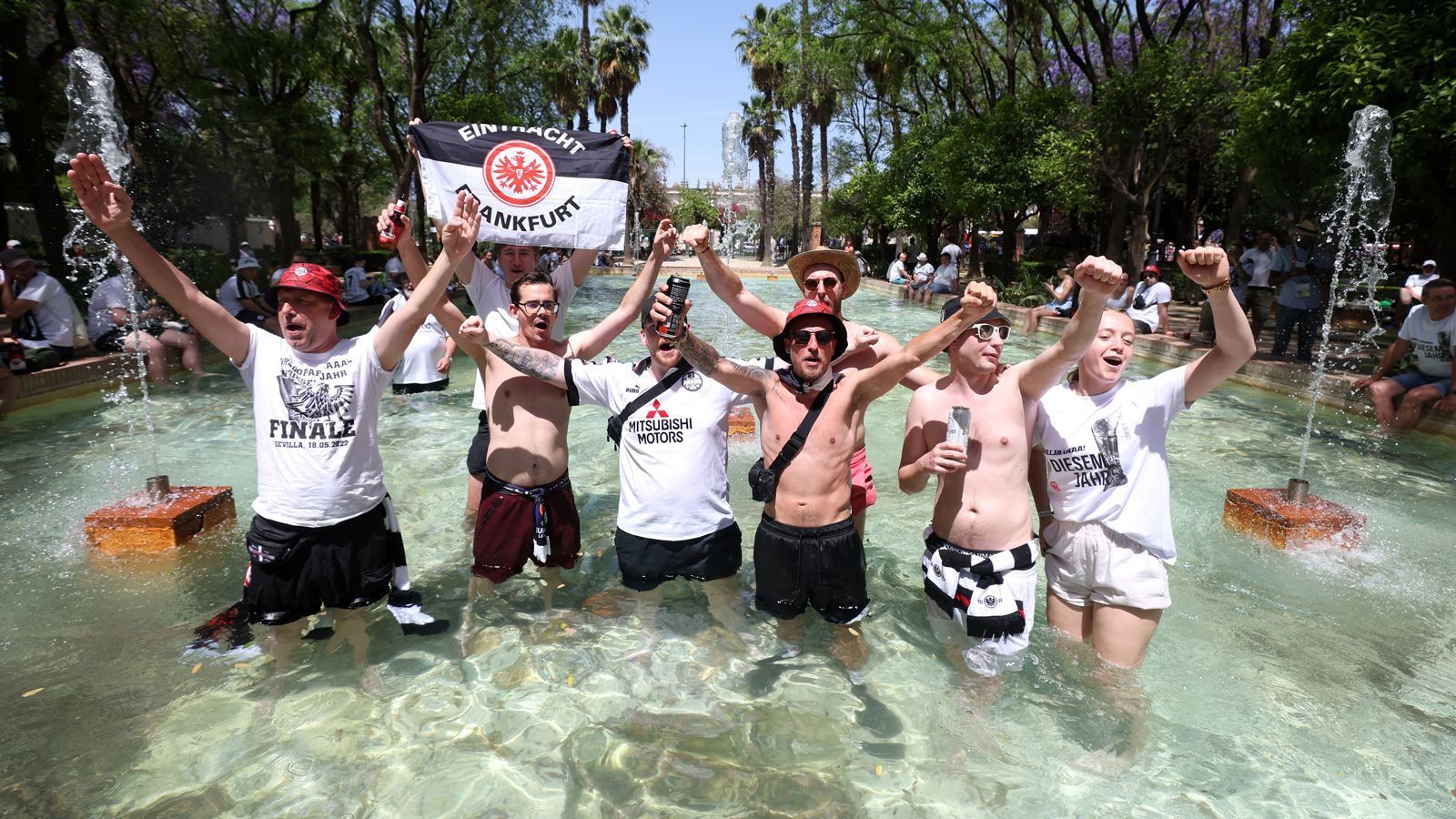 
                <strong>Abkühlung</strong><br>
                Bei 35 Grad in Sevilla bedarf es dann auch mal einer Abkühlung: Diese Fans haben es sich richtig gut gehen lassen.
              