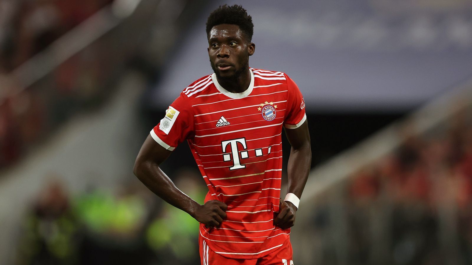 
                <strong>Alphonso Davies</strong><br>
                Ordentlicher, aber vergleichsweise unspektakulärer Auftritt des Kanadiers, der aber defensiv wenig gefordert wird und offensiv meist Mane den Rücken freihält. ran-Note: 3
              