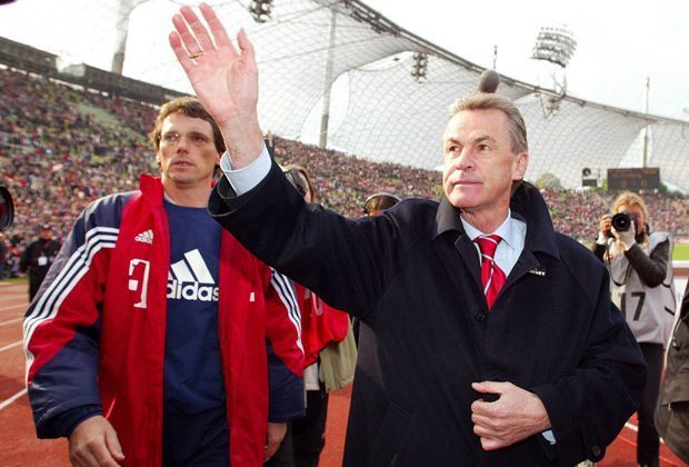 
                <strong>Bye Bye, Bayern!</strong><br>
                Nach zahlreichen Titeln gehen die Bayern in der Saison 2003/2004 leer aus. Der Vertrag von Hitzfeld wird vorzeitig aufgelöst.
              