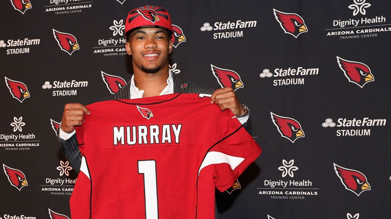 
                <strong>Die Draft Picks der Arizona Cardinals (11)</strong><br>
                Pick 1: Kyler Murray (Foto/Oklahoma, QB)Pick 33: Byron Murphy (Washington, CB)Pick 62: Andy Isabella (UMass, WR)Pick 65: Zach Allen (Boston College, DE)Pick 103: Hakeem Butler (Iowa State, WR)Pick 139: Deionte Thompson (Alabama, S)Pick 174: Keesean Johnson (Fresno State, WR)Pick 179: Lamont Gaillard (Georgia, C)Pick 248: Joshua Miles (Morgan State, T)Pick 249: Michael Dogbe (Temple, DE)Pick 254: Caleb Wilson (UCLA, TE)
              