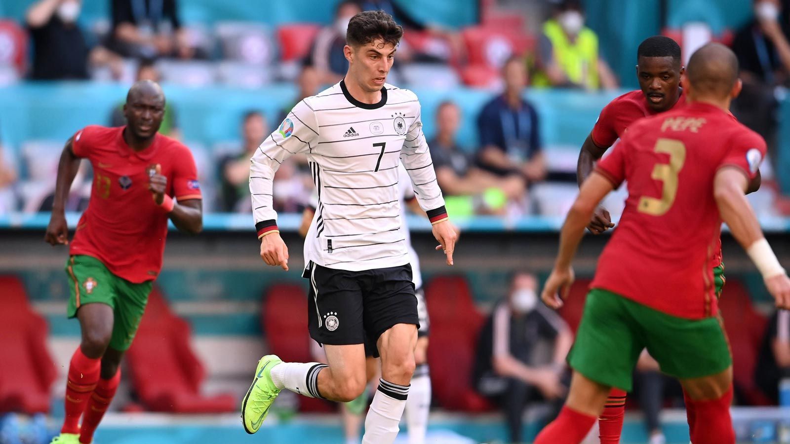 
                <strong>Gewinner: Kai Havertz</strong><br>
                Im Auftaktspiel gegen Frankreich blieb der Champions-League-Sieger noch sehr blass. Dafür drehte er beim 4:2-Sieg gegen Portugal richtig auf. Einen Treffer markierte er selbst, an den beiden Eigentoren der Portugiesen hatte er maßgeblichen Anteil. Auch gegen Ungarn war der 22-Jährige noch einer, der sich mal etwas getraut und noch hin und wieder mal etwas Unruhe beim Gegner stiftete. Der Youngster scheint endlich in der Nationalmannschaft angekommen zu sein.
              