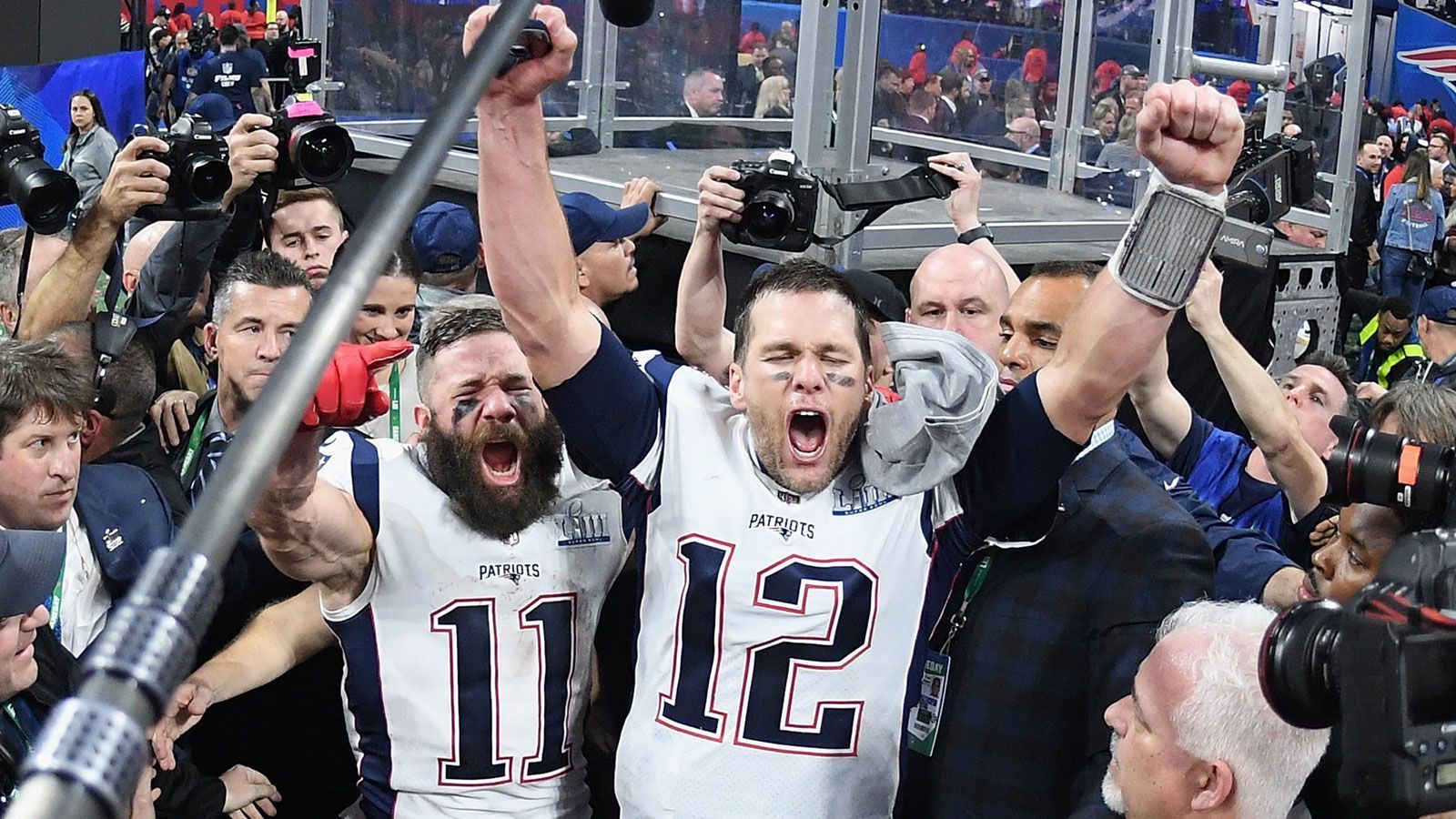 
                <strong>Super Bowl LIII (3. Februar 2019, Atlanta)</strong><br>
                New England Patriots – Los Angeles Rams 13:3Rehabilitieren konnte sich Tom Brady bereits ein knappes Jahr später. Beim 13:3-Triumph seiner Patriots über die Los Angeles Rams präsentierte sich Brady zwar nicht in überragender Form (262 Yards, kein Touchdown, eine Interception), er profitierte aber sowohl von seiner starken Defense als auch der Unfähigkeit der Rams, den Ball in die generische Endzone zu tragen. Schlussendlich gewann der Playmaker seinen sechsten Super-Bowl-Ring und war somit der erste und bislang auch einzige Spieler, der das halbe Dutzend vollmachte.
              