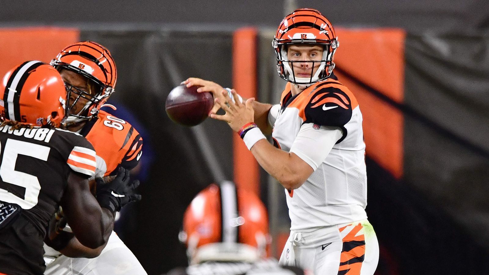 
                <strong>Joe Burrow (Cincinnati Bengals)</strong><br>
                Nach starkem Debüt am 1. Spieltag hat Joe Burrow auch bei seinem zweiten Spiel beeindruckt. Zwar verlor er mit den Bengals 30:35 gegen die Cleveland Browns, aber Burrow war dennoch ein Gewinner des Spiels. Er brachte 37 seiner 61 Pässe für 316 Yards und drei Touchdowns an. Damit ist er der erste Rookie-Quarterback seit 1950, der mehr als 60 Passversuche und keinen Turnover hatte.
              