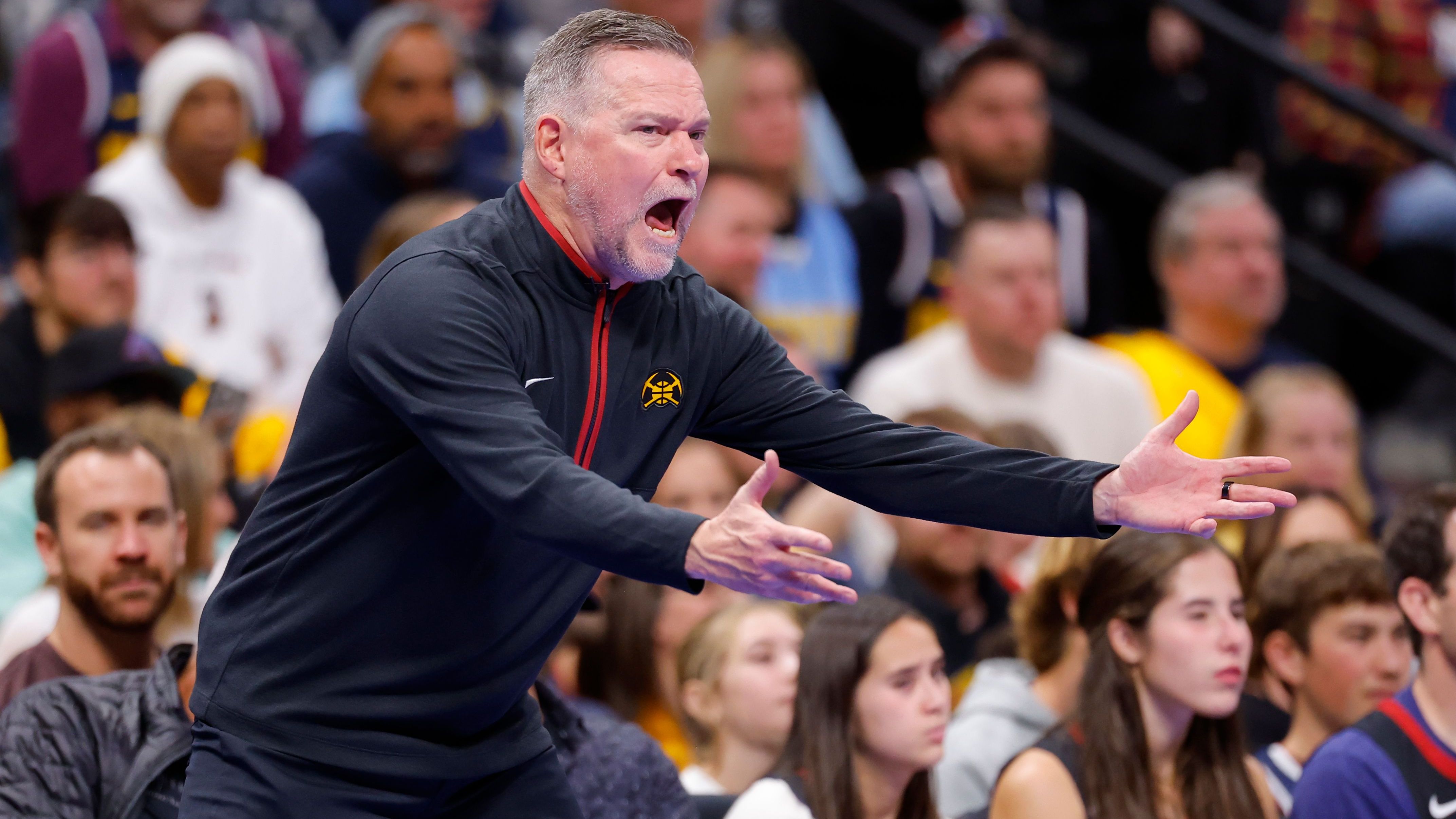 <strong>Michael Malone (Denver Nuggets)</strong><br>Gehalt pro Jahr: ?<br>Vertragslaufzeit: ?<br>Quelle: Adrian Wojnarowski (ESPN): "Einer der bestverdienenden Coaches der NBA"<br>Man kann davon ausgehen, dass er ca. 10 Millionen Dollar verdient.