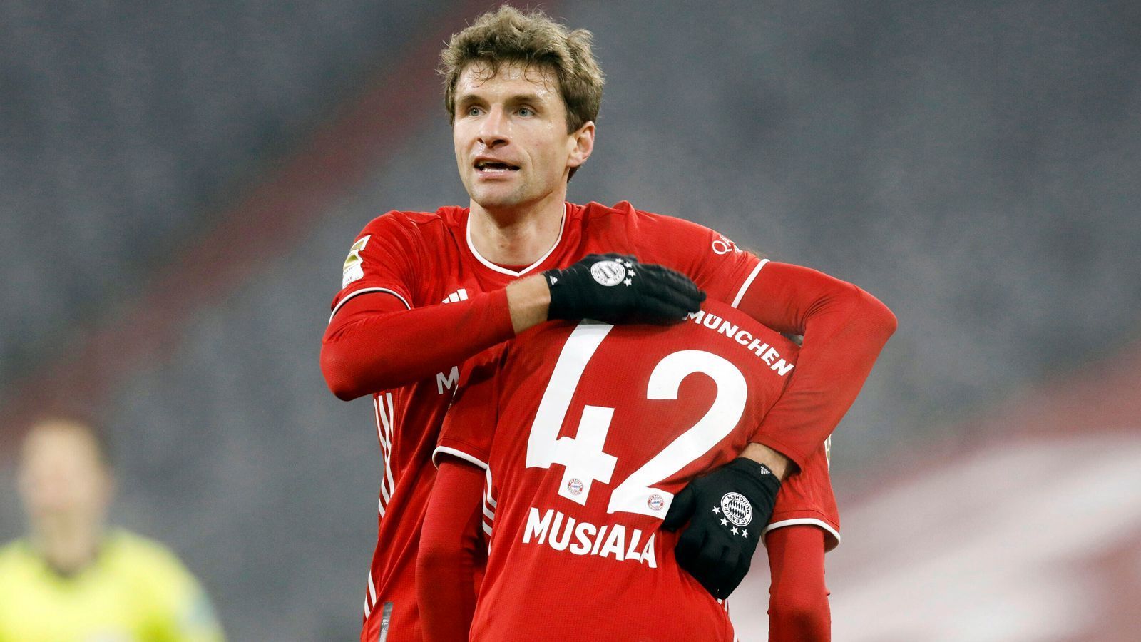 
                <strong>FC Bayern München: Neun Eigengewächse</strong><br>
                Eigengewächse im Kader: Thomas Müller (li.), Jamal Musiala (re.), Chris Richards, Joshua Zirkzee, Christopher Scott, Josip Stanisic, Ron-Thorben Hoffmann, Christian Früchtl und Adrian Fein - Bundesliga-Einsätze der Eigengewächse für ihren Klub insgesamt: 429
              