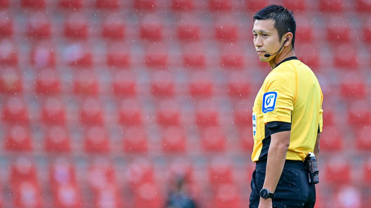 Koki Nagamine (Schiedsrichter, Referee, Japanischer Austausch-Schiedsrichter) Einzelbild, Aktion, Action, 02.08.2025, Unterhaching (Deutschland), Fussball, Regionalliga Bayern, SpVgg Unterhaching -...