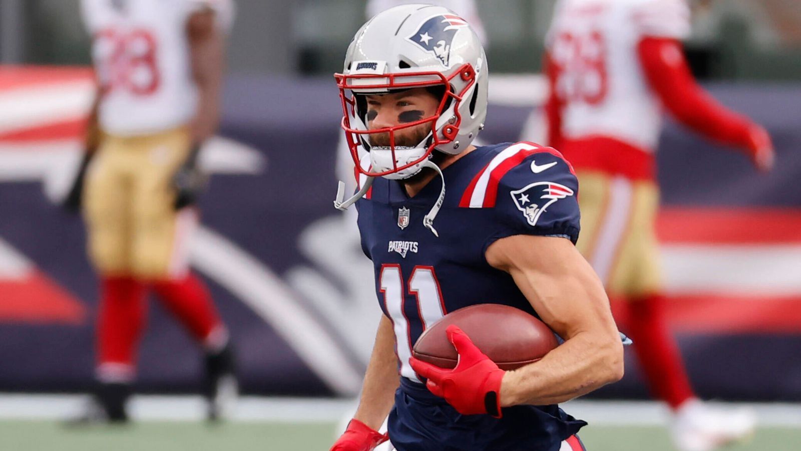 <strong>Julian Edelman (Karriereende)</strong><br>
                Auch Julian Edelman, der spätestens nach seinem unfassbaren Catch im Super Bowl LI gegen die Falcons zum Superstar wurde, musste beim Draft 2009 lange warten, bis ein Team sich bei ihm meldete. Erst in der siebten Runde an 232. Stelle schnappten sich die Patriots den Wide Receiver.
