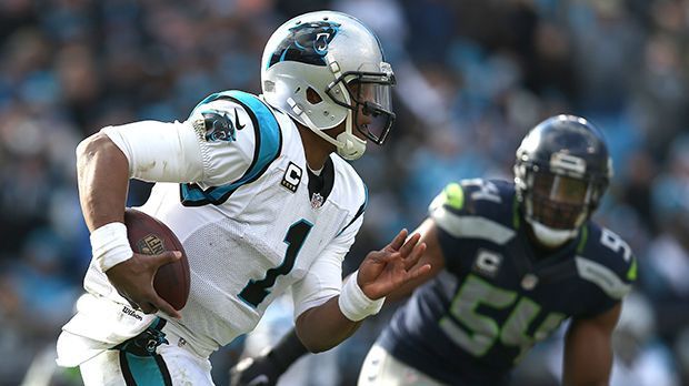 
                <strong>Cam Newton</strong><br>
                Nicht zu vergessen: Newton und die Carolina Panthers haben in der aktuellen Saison lediglich ein Spiel verloren. Zusätzlich lieferte Newton gegen die New York Giants eine Rekordleistung ab, indem er fünf Touchdown-Pässe warf und 100 Yards lief. Keinem Spieler gelang dies zuvor. Newton hat seinen Hauptkonkurrenten Carson Palmer und Tom Brady im Kampf um den MVP-Titel somit zumindest eines voraus: Seine Vielseitigkeit.
              