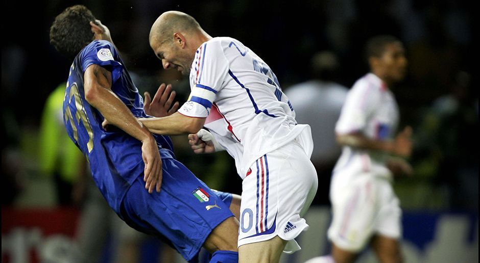 
                <strong>Italien vs. Frankreich 5:3 i. E.</strong><br>
                Sein letztes Spiel als Profi ist nicht nur seine bitterste Niederlage, sondern auch sein berühmtester Auftritt. Als lebende Fußballlegende leistet sich Zidane im Finale der WM 2006 eine grobe Tätlichkeit. Nachdem Marco Materazzi ihn beleidigt, rammt Zidane seinen Kopf auf dessen Brustkorb und fliegt daraufhin vom Platz. Frankreich verliert das Endspiel im Elfmeterschießen und Zidane beendet seine Spielerkarriere unrühmlich.
              