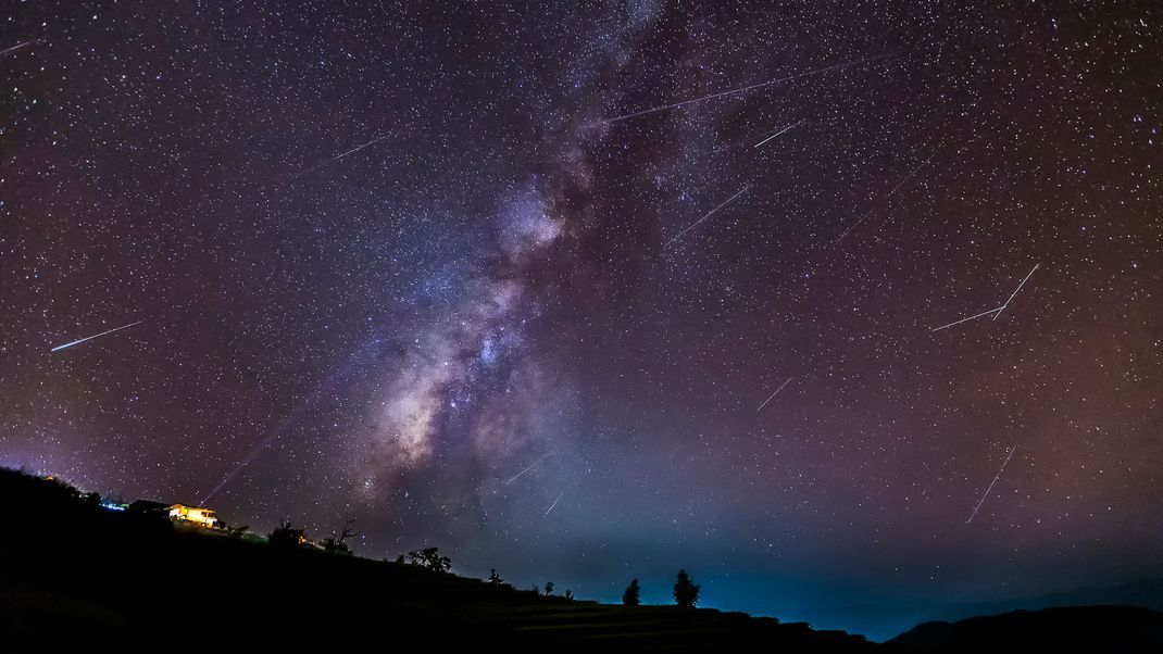 Am besten zu sehen in der Nacht vom 17. auf den 18. November: der jährliche Meteorschwarm der Leoniden (hier aufgenommen vor der Milchstraße).