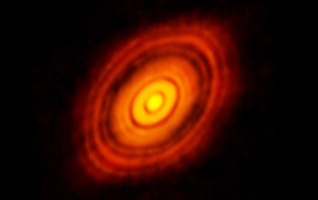 Sobald sich ein Planet aus der protoplanetaren Scheibe gebildet hat, zieht er alle Materie auf seiner Umlaufbahn an sich und räumt sie dabei wie ein gigantischer Staubsauger leer. Auf Bildern zeigen sich solch leer geräumte Planetenbahnen als Lücke in der Scheibe wie (vermutlich) hier im 450 Lichtjahre entfernten und gerade einmal eine Million Jahre alten Sternsystem HL Tauri.