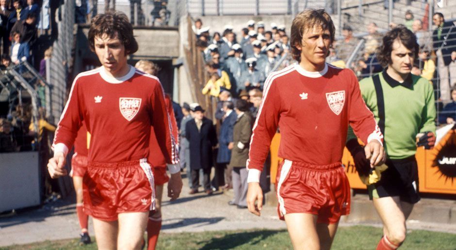 
                <strong>VfB Stuttgart (1975)</strong><br>
                Ab 1975 zwei Jahre, 2016/17 noch ein Jahr in der 2. Liga. Daneben stehen drei deutsche Meisterschaften, der "schöne" Hansi Müller als erster Posterboy der Bundesliga und Zauberfußball des magischen Dreiecks Balakow-Bobic-Elber.
              