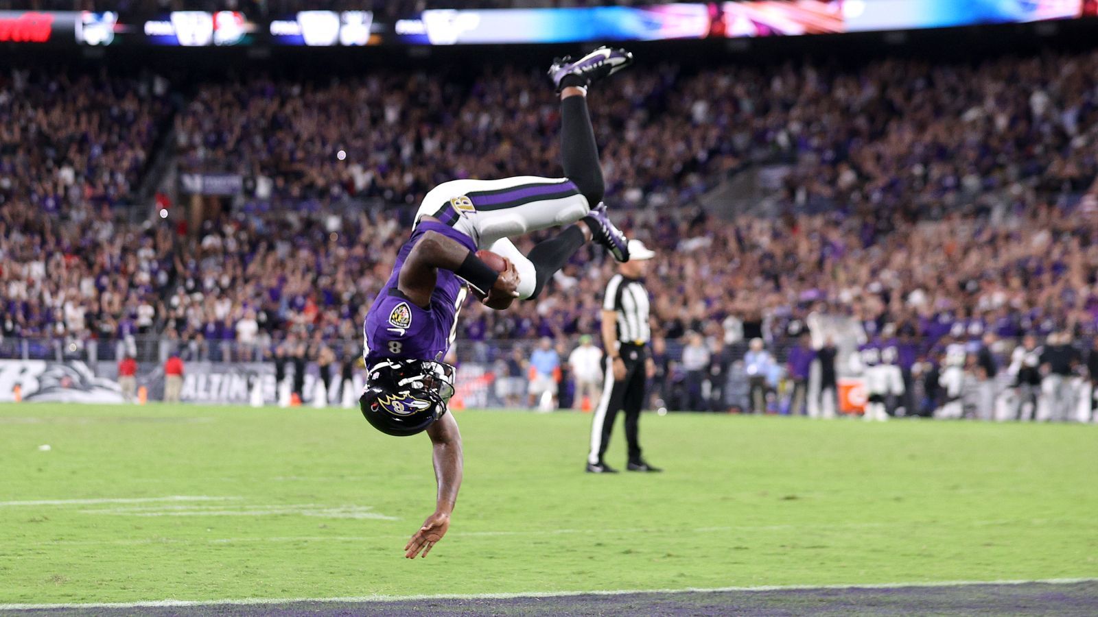 
                <strong>Gewinner: Lamar Jackson</strong><br>
                Die Kansas City Chiefs waren so ein bisschen das Kryptonit von Lamar Jackson, der ligaweit nicht gerade bekannt dafür war, gut bei einem Rückstand zu spielen. Beide Vorurteile besiegte Jackson beim spektakulären 36:35-Erfolg gegen jene Chiefs, die zwischenduech mit elf Punkten geführt hatten. Jackson lieferte trotz seiner zwei Interceptions starke Zahlen ab, insgesamt war er für 346 Yards Raumgewinn und drei Touchdowns (zwei über den Boden) verantwortlich. Dieses Spiel könnte später in der Nachbetrachtung ein Wendepunkt in der jetzt schon geschichtsträchtigen Karriere von Jackson sein.
              