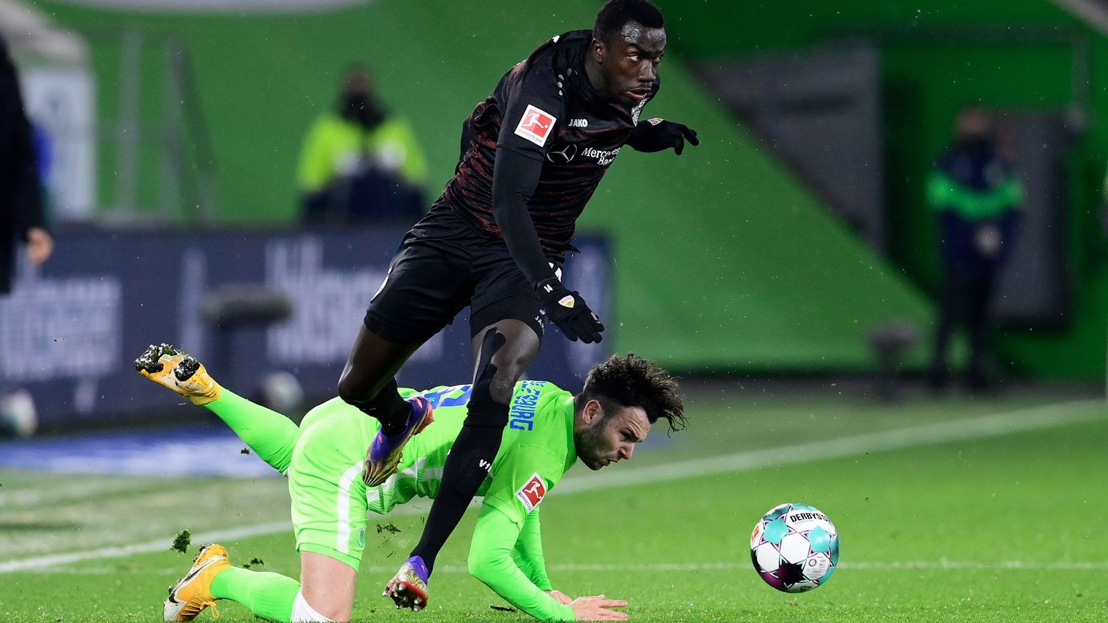 
                <strong>Tempo, Tricks …</strong><br>
                In der laufenden Saison entwickelte sich Wamangituka schnell zum Shootingstar, im Fußball-Oberhaus gelang ihm ohne Anlaufschwierigkeiten der nächste Schritt: In der Bundesliga kommt der Kongolese überwiegend auf der rechten Seite zum Einsatz, spielt seinen Gegenspielern dort immer wieder Knoten in die Beine. Der 21-Jährige entwickelte sich zu einem der laufstärksten Spieler der Liga, steht mit 430 Sprints ligaweit auf dem dritten Platz. Apropos Sprints: Mit einer Höchstgeschwindigkeit von 35,42 Kilometern pro Stunde gehört er zu den schnellsten Spielern der Bundesliga. Eine Schnelligkeit, die ihn zu einer explosiven und unberechenbaren Offensivwaffe in der jungen und talentierten Schwabenelf macht. Die laufende Saison hat gezeigt: Gibt man ihm zu viel Platz, ist er nicht mehr zu halten und eine Gefahr für jede Defensive.
              