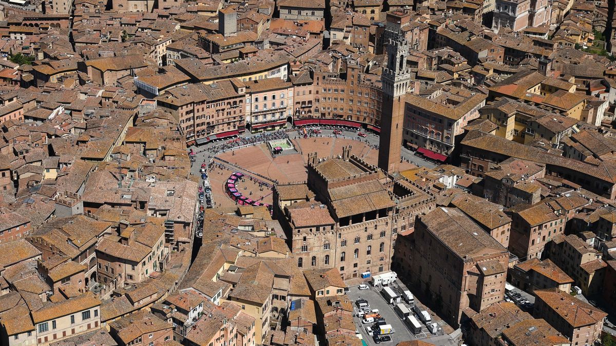 Blick aus der Luft auf die Stadt Siena in der Toskana.