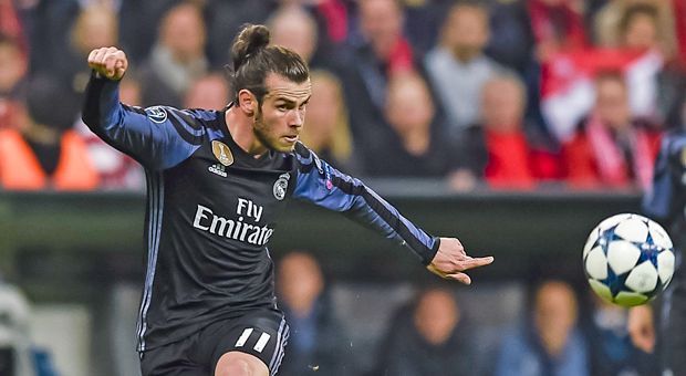 
                <strong>Gareth Bale (Real Madrid)</strong><br>
                Die B-Note stimmt, denn schon nach wenigen Minuten setzt der Waliser gekonnt die Hacke ein. Ansonsten unterlaufen ihm aber einige einfache Abspielfehler. Stark: sein Block bei Riberys Gewaltschuss. Sein Abschluss kurz vor dem Pausenpfiff stellt Neuer vor keine Probleme. Ganz anders bei seiner Kopfballchance auf Modric-Vorlage, die Bayerns Keeper gerade noch vereitelt. Wenig später muss er für Asensio weichen. ran-Note: 4
              