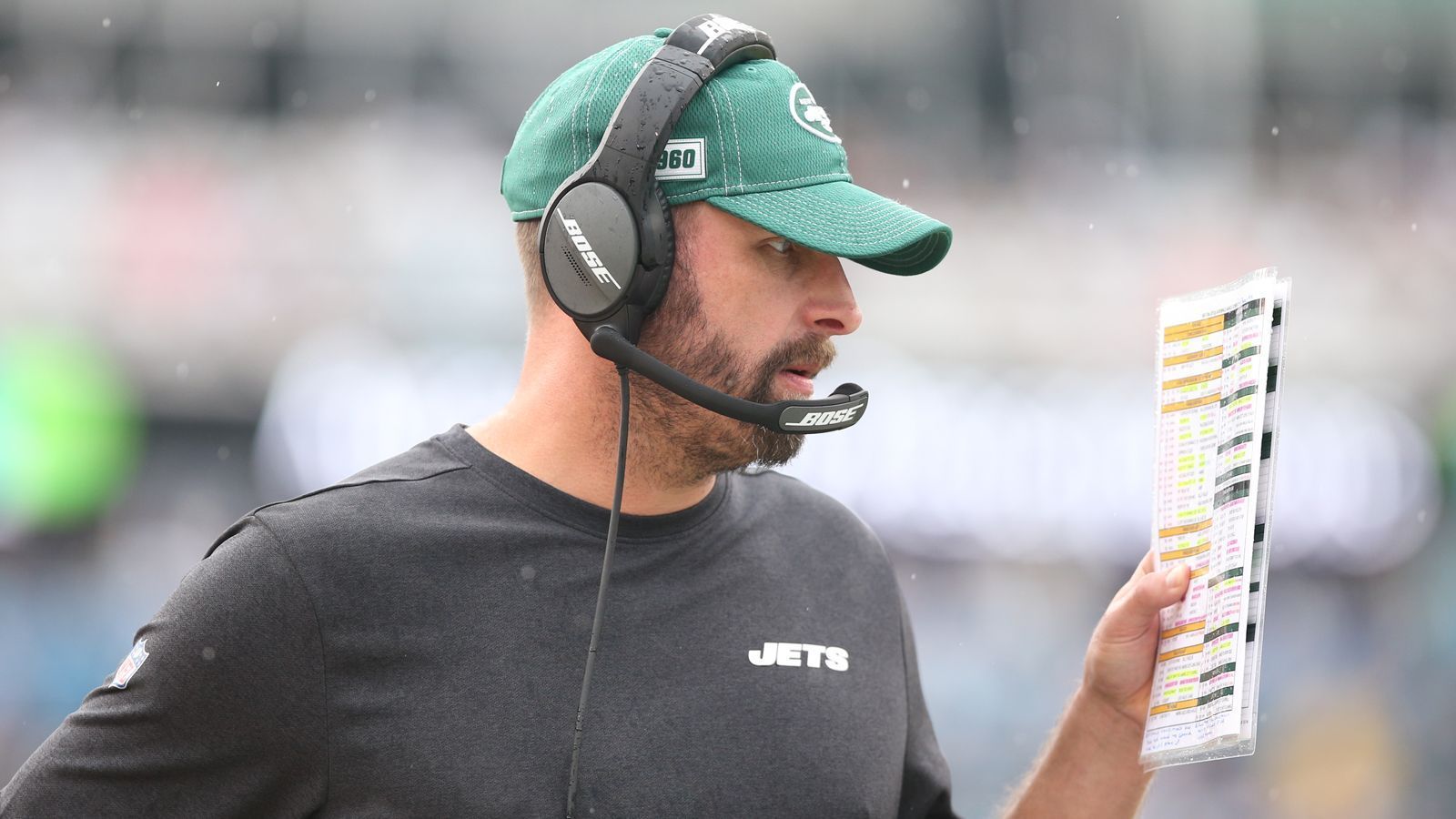 
                <strong>Adam Gase (New York Jets)</strong><br>
                Bereits in der ersten Saison stimmte bei der New-York-Jets-Offense, für die Adam Gase hauptverantwortlich ist, einiges nicht. In dieser Spielzeit hapert es zu allem Überfluss auch in der Defensive. Sam Darnold plagt sich mit Verletzungen herum und hat sich während Gases Amtszeit nicht weiterentwickelt - und wenn, dann eher in die falsche Richtung. Zudem lässt das Katz-und-Maus-Spiel, wer nun für das offensive Playcalling zuständig ist, das Team in keinem guten Licht dastehen. Die Bilanz von null Siegen und zwölf Niederlagen spricht Bände, das Jets-Team unter Gase ist kaum konkurrenzfähig und braucht in der Offseason einen komplett neuen Anstrich.
              